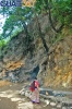 Indígena realizando ritual religioso en la entrada de las grutas