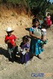 Familia recibiendo juguetes
