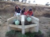 Patojitas recolectando agua en un chorro municipal