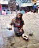 Indígena en rito religioso frente a iglesia de Chichicastenango