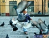 Niño jugando con palomas en la iglesia de la Merced