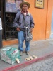 Guatemalteco vendiendo artesanias en Santiago Atitlan